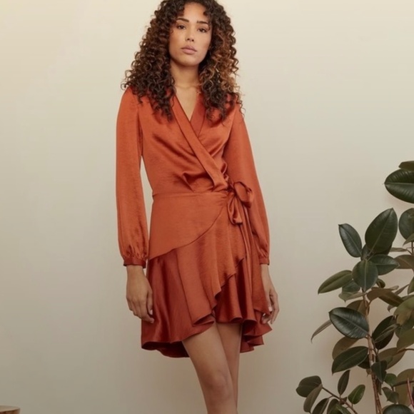 Lucy Paris - Picture 1 of 2